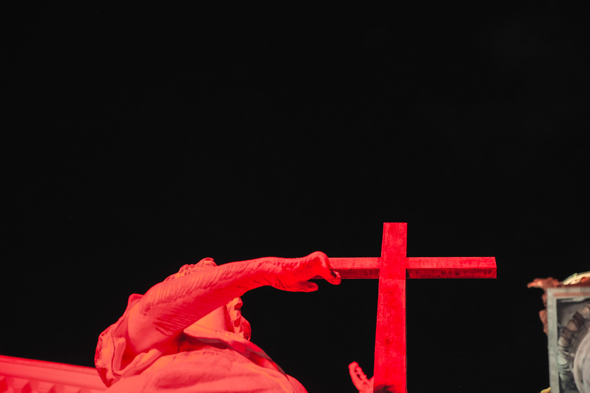 Rot angestrahlte Statue am Red Wednesday