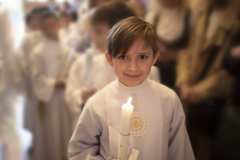 Bub bei der Erstkommunion